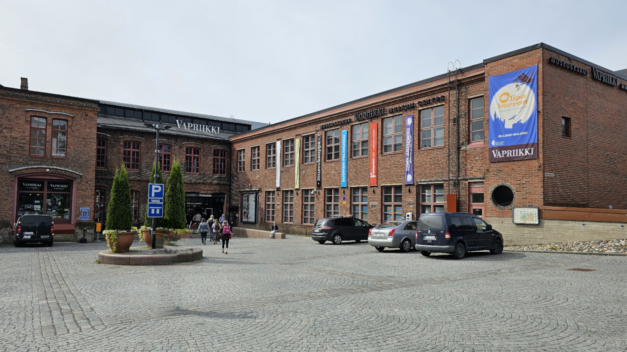 Museokeskus Vapriikin vanha tiilinen tehdasrakennus ulkoapäin kuvattuna.